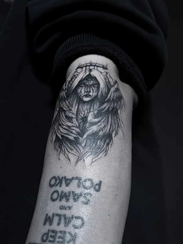 female black graphic tattoo auf forearm #101095 | Tätowierer Polina Inquizitsiya