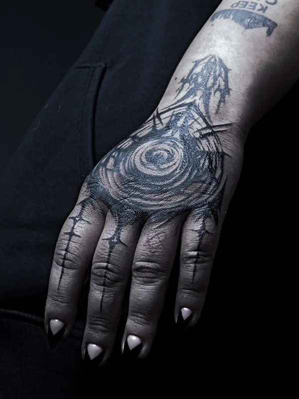 female black graphic tattoo auf hand #101201 | Tätowierer Polina Inquizitsiya