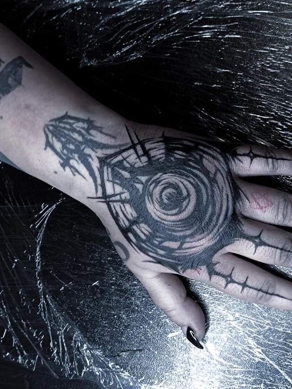 female black graphic tattoo auf palm #101202 | Tätowierer Polina Inquizitsiya