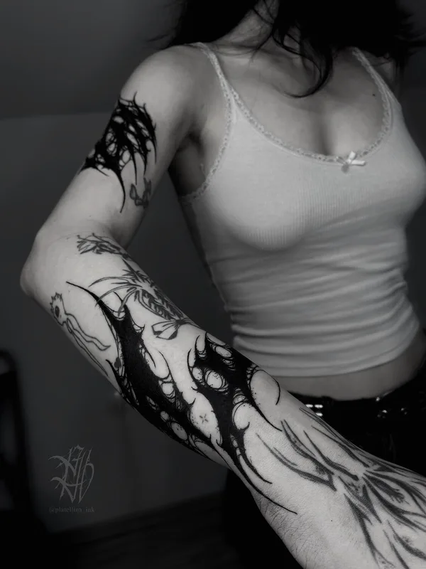 female black abstract Tatuagem em arm #94872 | Tatuador Ellina Plat