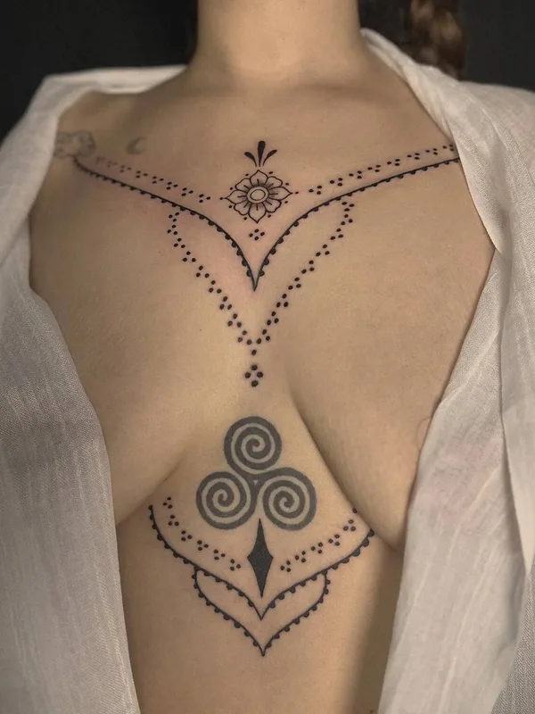 female black ornamental Tatuaggio su chest #96810 | Tatuatore Avnas Amy