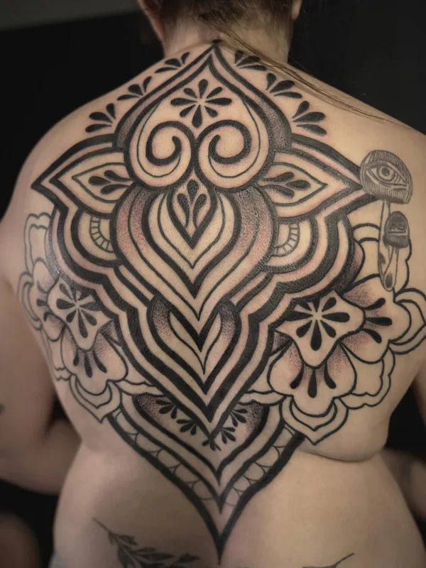 female black and grey mandala Tatuaggio su full back #96814 | Tatuatore Avnas Amy