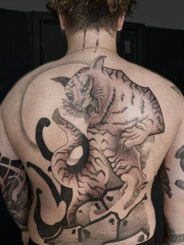 male blackandgrey graphic Tatuaggio su back #97895 | Tatuatore Мателёнок Вячеслав