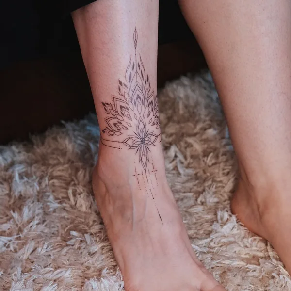 Лайнворк tattoo by Ирина Шмаринова in Москва