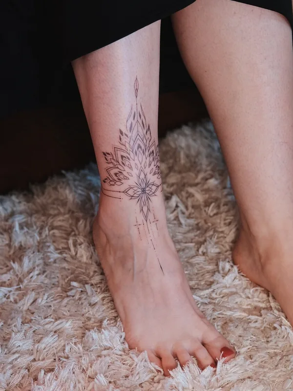 female black mandala tatuaje en ankle #99294 | Tatuador Ирина Шмаринова