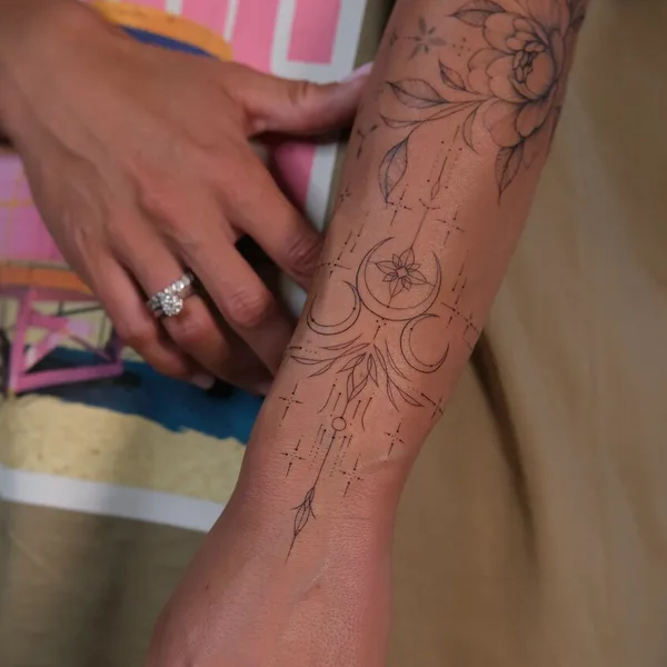 Лайнворк tattoo by Ирина Шмаринова in Москва