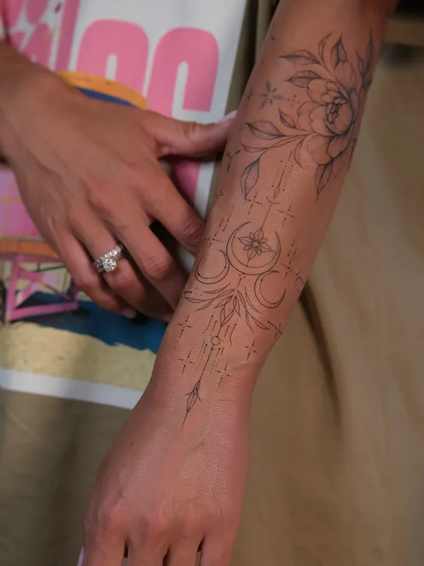 black fineline tatuaje en forearm #99298 | Tatuador Ирина Шмаринова