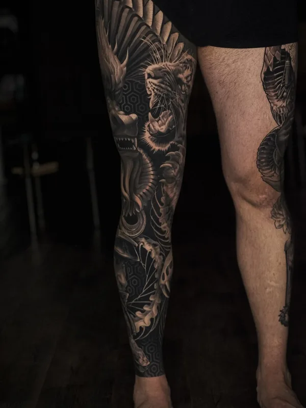 male blackandgrey realism tattoo auf leg #104687 | Tätowierer Алексей Титов