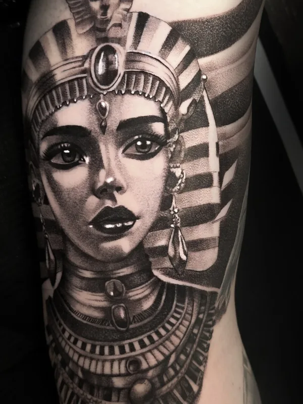 female black and grey realism 타투 부위 bicep #96757 | 타투이스트 Александр Максимов