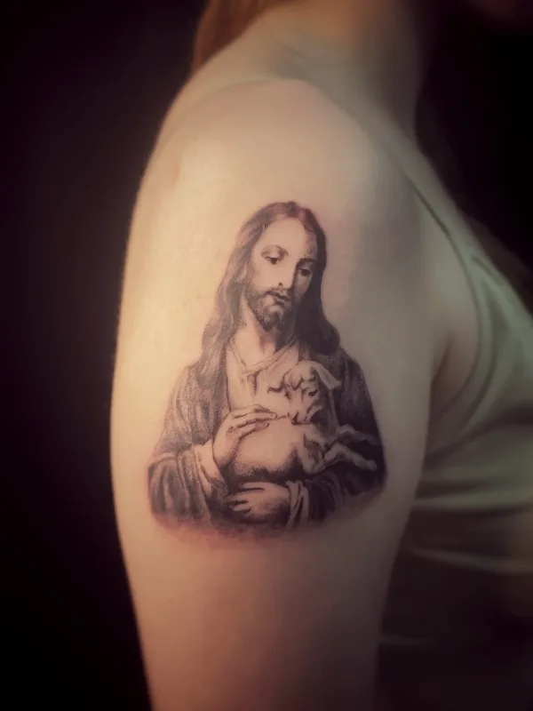 female black and grey realism татуировка на shoulder #99004 | Тату мастер Эдита Тер-Балян