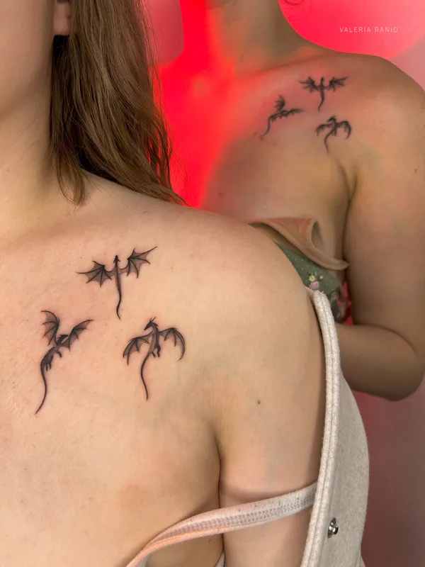 female blackandgrey graphic Tatuagem em collarbone #99467 | Tatuador Валерия Ранио