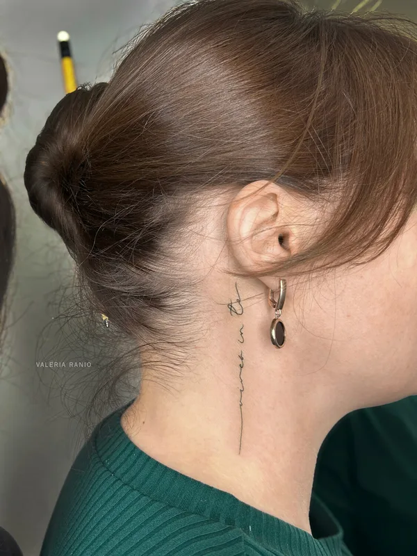 female black lettering Tatuagem em neck #99468 | Tatuador Валерия Ранио