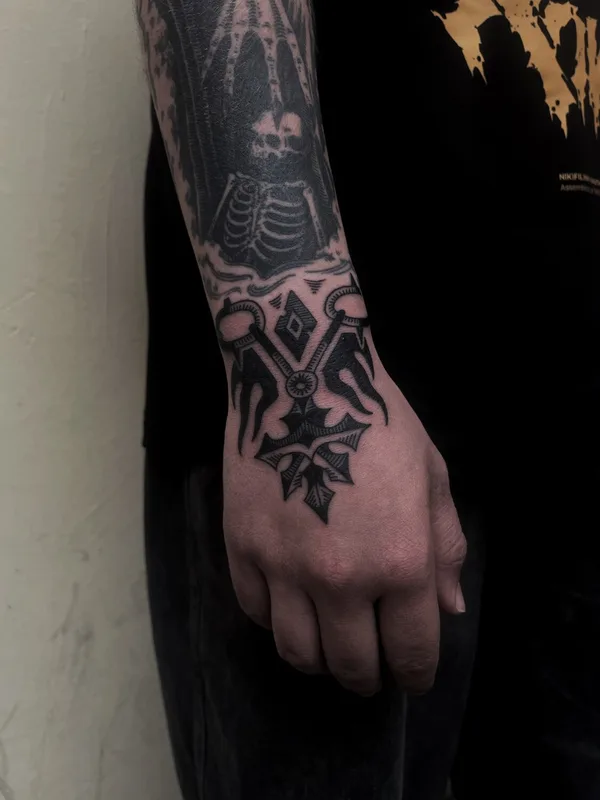 black blackwork Tatuaggio su hand #99559 | Tatuatore Сева Назаров
