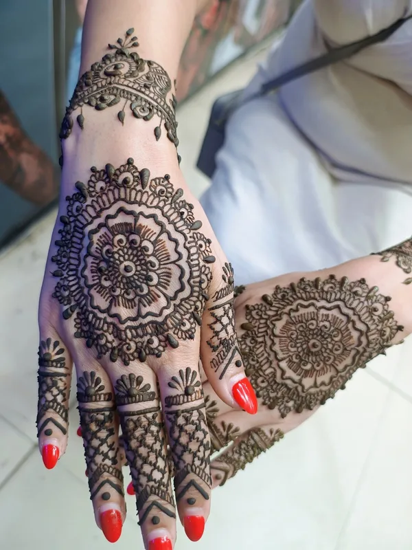female black mandala 纹身 在 hand #93108 | 纹身师 Ajay yadav