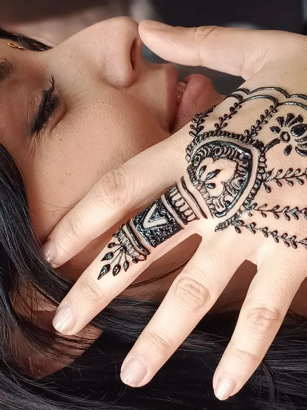 female black ornamental 纹身 在 hand #93110 | 纹身师 Ajay yadav