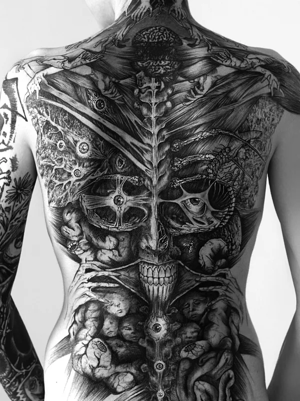 female black and grey biomechanical tattoo auf full back #96765 | Tätowierer Delphine CENCIG