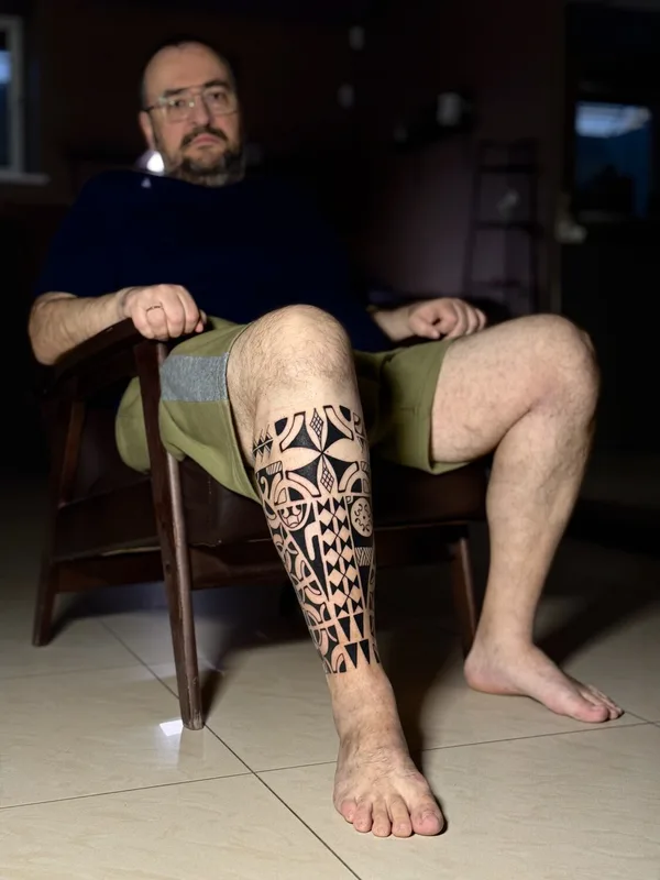 male black tribal tatuaje en calf #92655 | Tatuador Максим Пархоменко