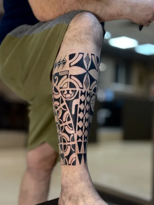male black tribal tatuaje en calf #92656 | Tatuador Максим Пархоменко
