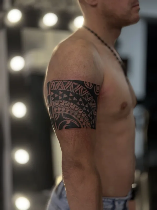 male black tribal tatuaje en bicep #100966 | Tatuador Максим Пархоменко