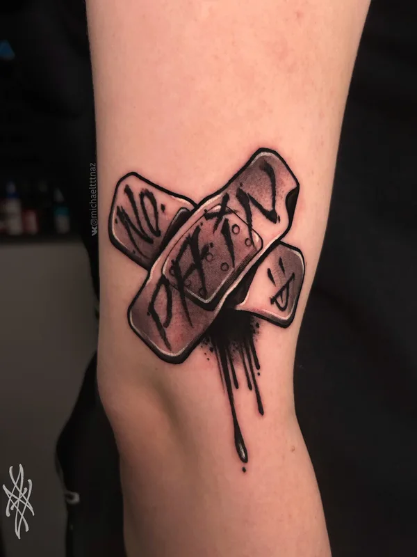 black and grey blackwork Tatuaggio su knee #100329 | Tatuatore Миша Назаров