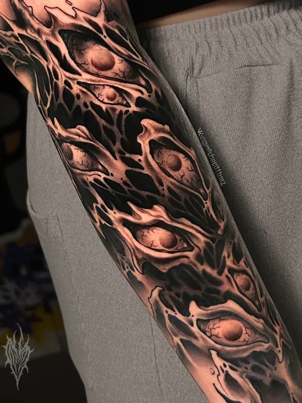 black and grey biomechanical Tatuaggio su forearm #100331 | Tatuatore Миша Назаров
