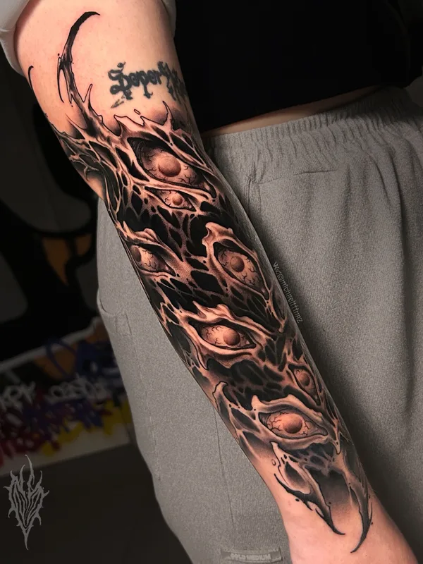 black and grey biomechanical Tatuaggio su forearm #100332 | Tatuatore Миша Назаров