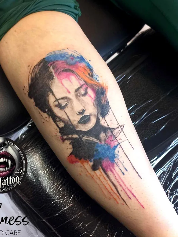 female color watercolor tatuaje en forearm #96247 | Tatuador Klaudia Zelenay