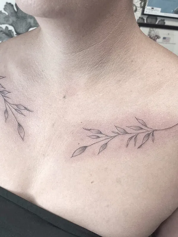 female black fineline tatuaje en collarbone #96248 | Tatuador Klaudia Zelenay