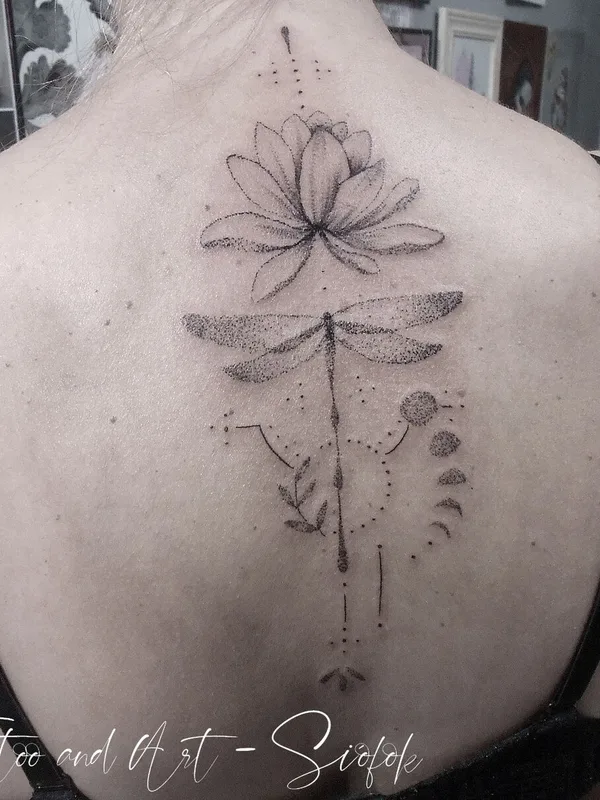 female black dotwork tatuaje en upper back #96257 | Tatuador Klaudia Zelenay