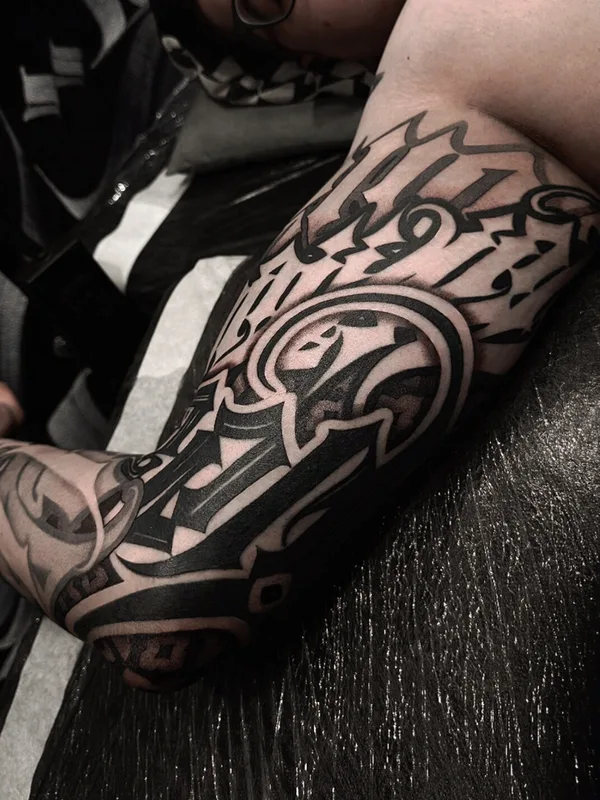 male black lettering татуировка на sleeve #102870 | Тату мастер Антон Лебедев
