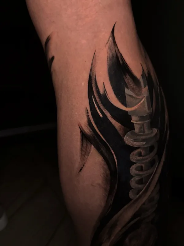 male blackandgrey darklettering Tatuagem em shin #91363 | Tatuador Mayya Gri