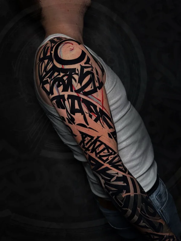 male blackandgrey lettering Tatuagem em sleeve #91366 | Tatuador Mayya Gri
