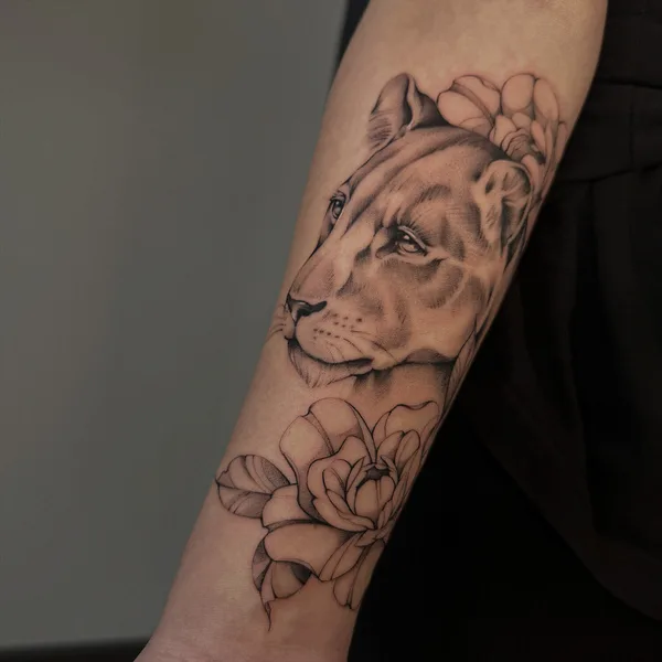 Graphic tattoo by Liza in Berlin