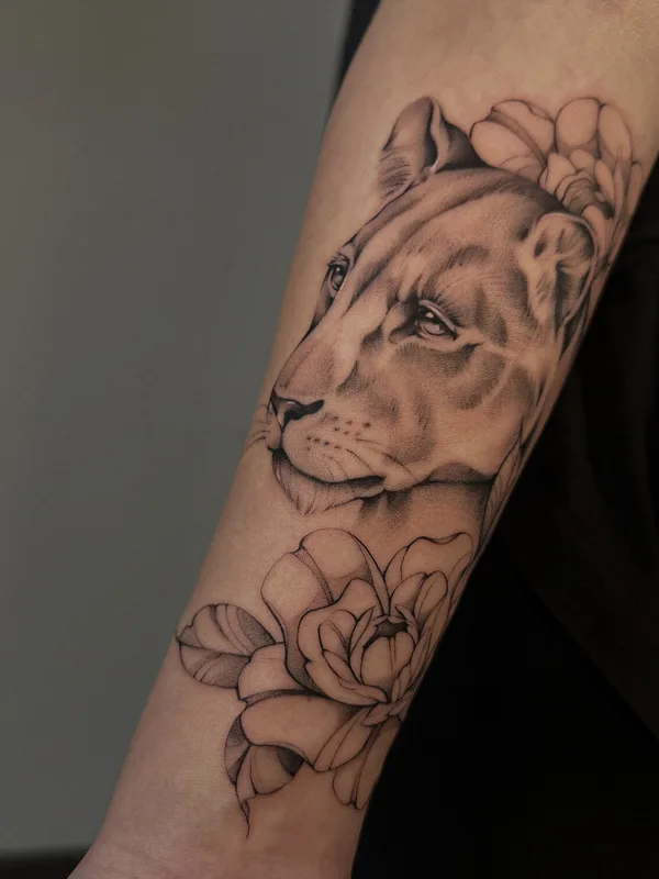 black and grey realism Tatuaggio su forearm #95696 | Tatuatore Liza