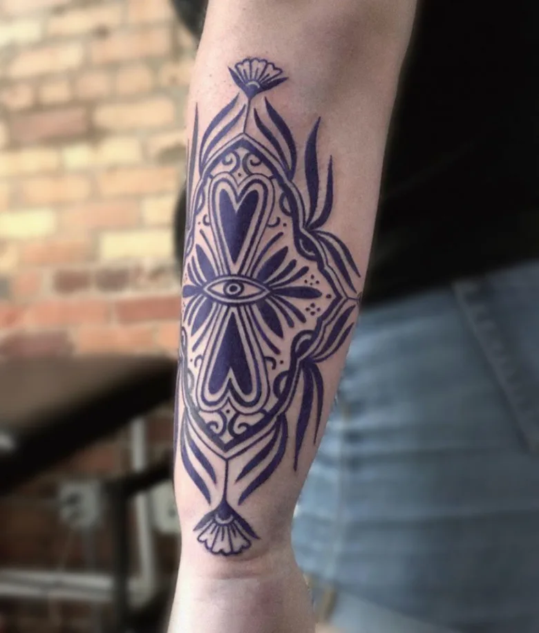 Tattoo artist X&eacute;u Jean