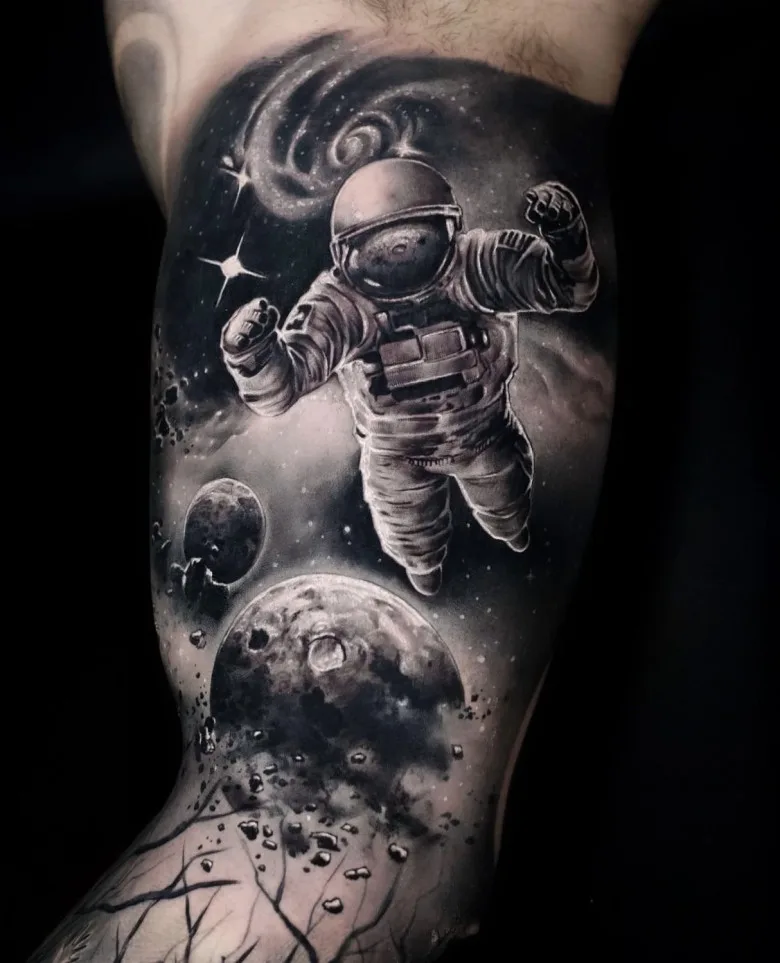 Tattoo artist Neto Coutinho