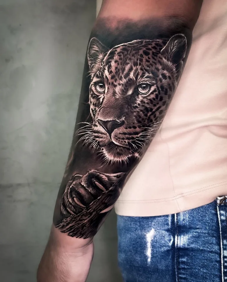 Tattoo artist Neto Coutinho