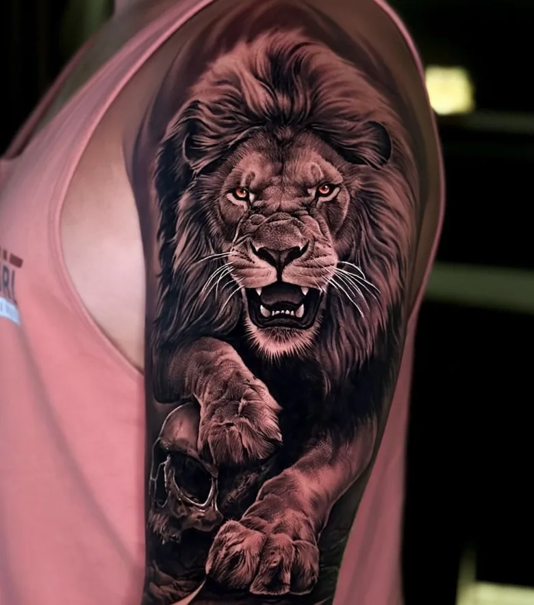 Tattoo artist Neto Coutinho