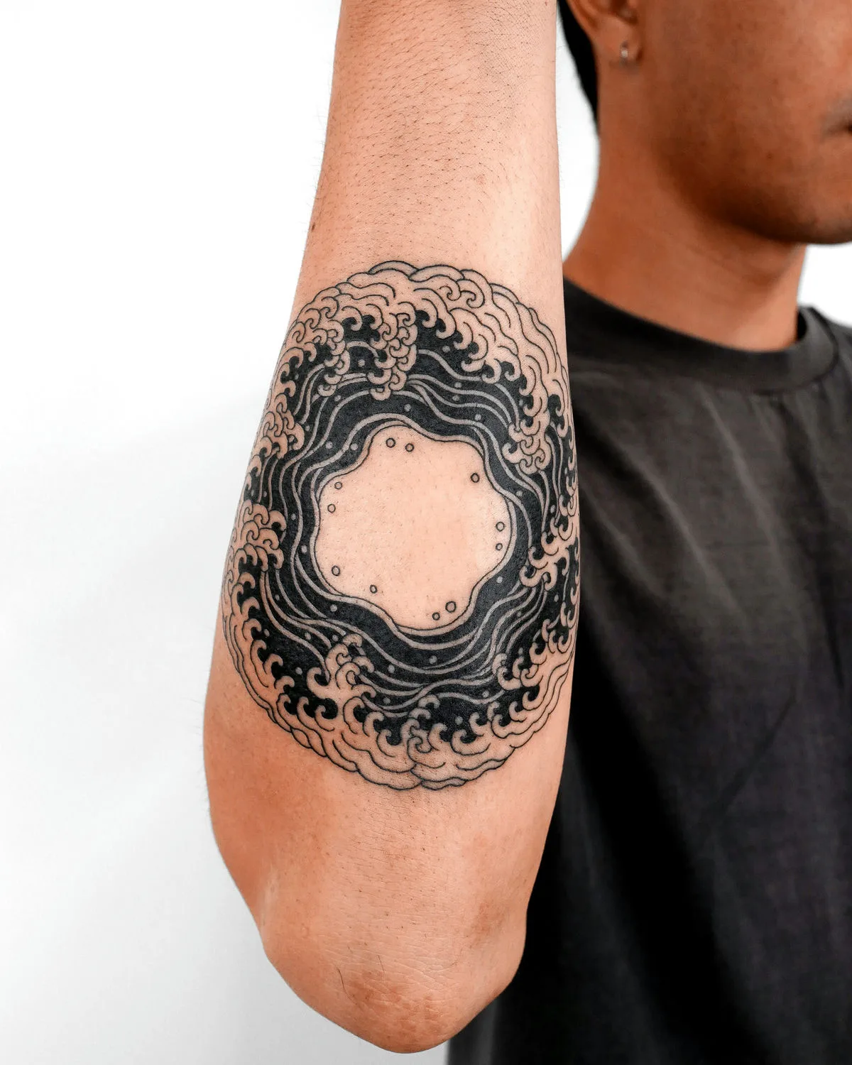 Tattoo artist Jeonghun Seo aka @Nobodytattoo