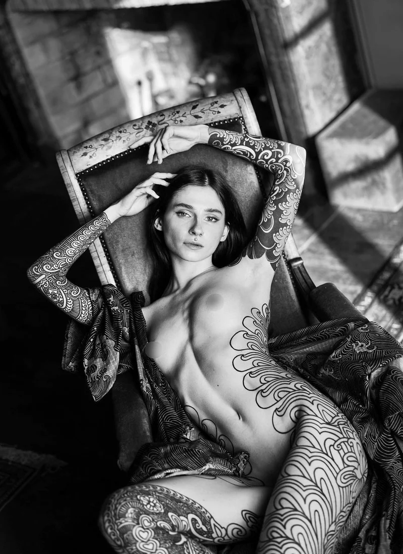 Cosmic beauty of the French tattoo model Noemie