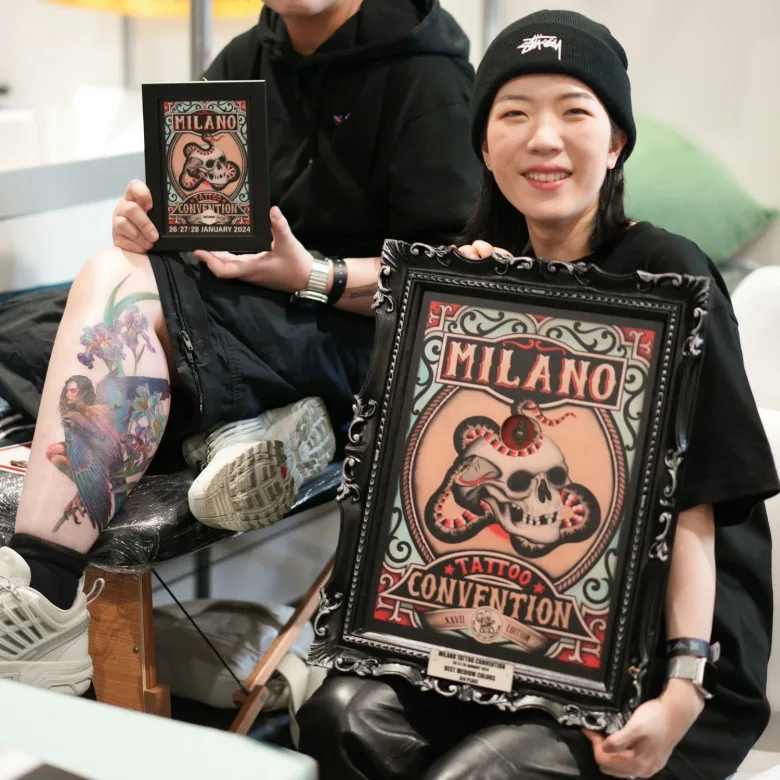 Tattoo Artist Nonlee Holding Award at Milan Tattoo Convention