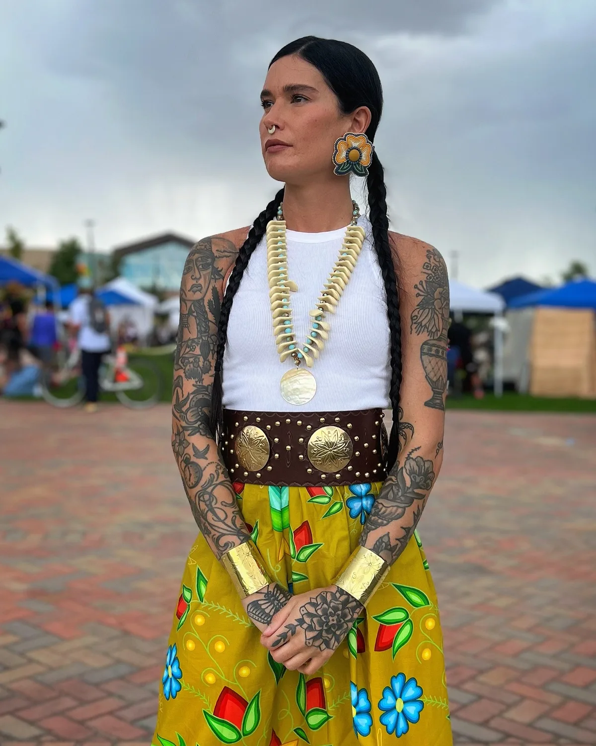 La modelo de tatuajes americana Peach Fuzz con una belleza indígena única - image 4