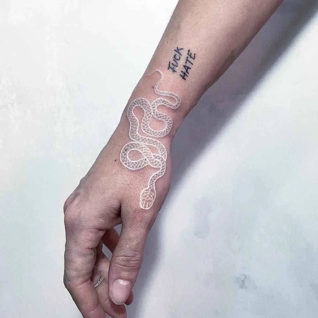 Тату-мастер Mirko Sata дизайн татуировки змеи, белые татуировки | Tattoo artist Mirko Sata snake design tattoo , white tattoos