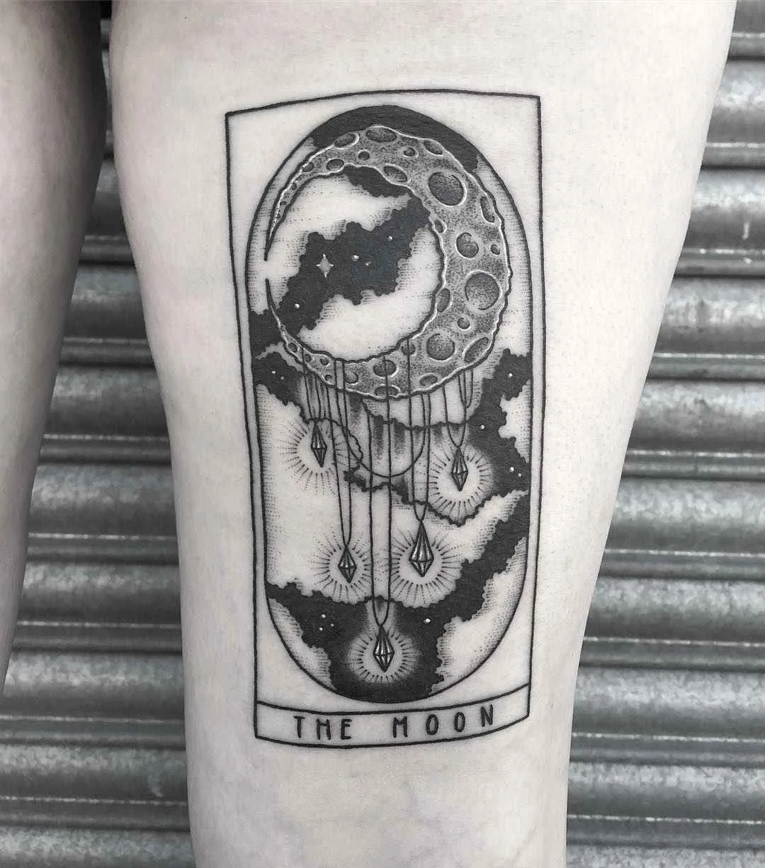 Tatuador Lozzy Bones tatuagem preta Histórias medievais e Tarot Cards | UK