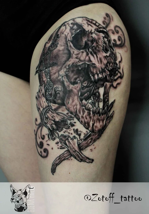 Чёрно-серая Skull, Bones tattoo на Бедро
