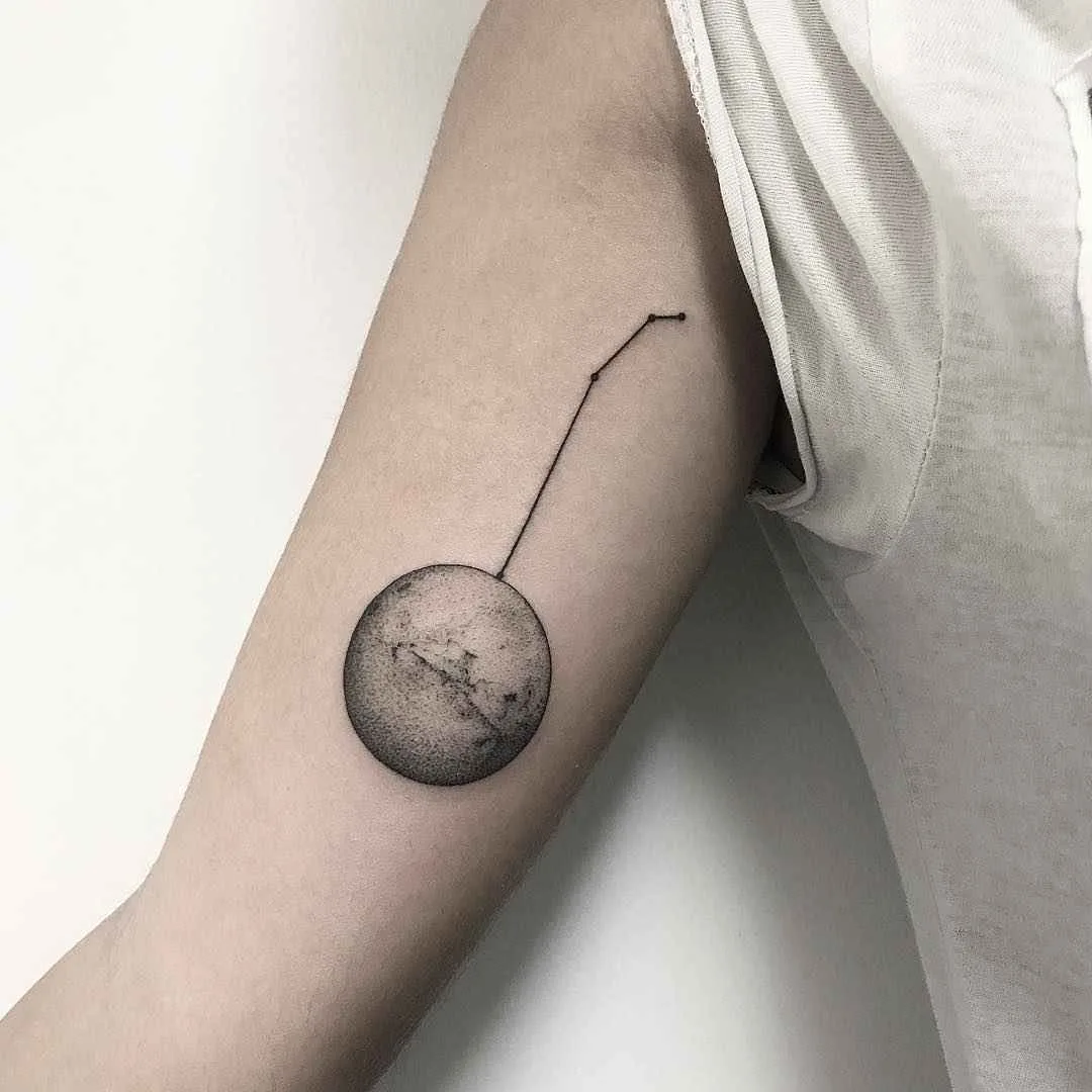 Artista del tatuaggio Michele Volpi crea uno stile di tatuaggio minimalista, linea, puntinatura | Italia