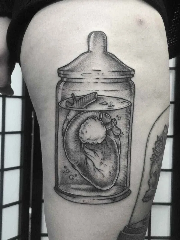 black and grey black and grey Tatuagem em thigh #16053 | Tatuador Lozzy Bones