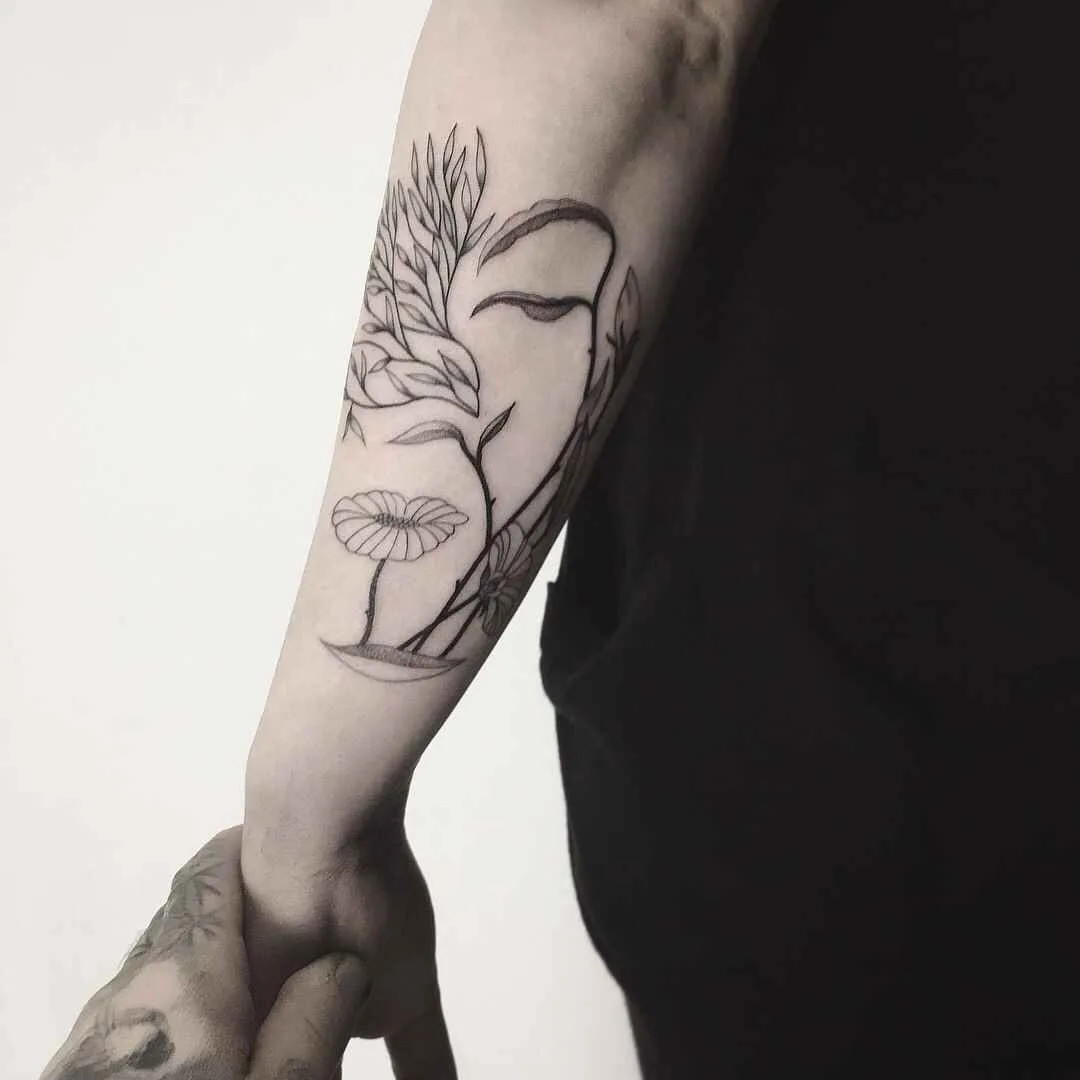 Tatuador Iosep cria tatuagem preta minimalista, gráfica, linhas | Hamburgo, Alemanha