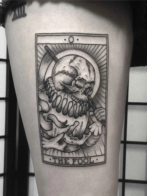 black and grey blackwork Tatuagem em thigh #16061 | Tatuador Lozzy Bones