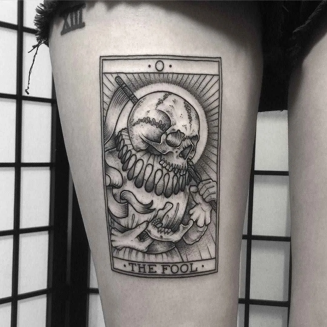 Tatuador Lozzy Bones tatuagem preta Histórias medievais e Tarot Cards | UK